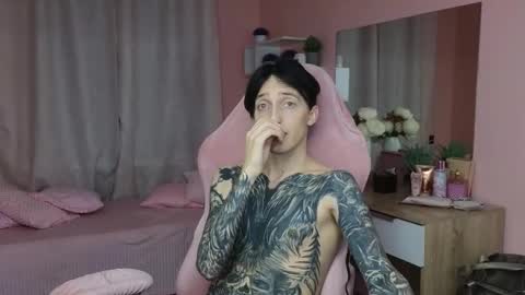 Snapshot of alexxone_ chatting on 10-23-25, 12:15 Alex online show from 10-23-25, 12:15