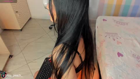 Snapshot of alia_peach_ chatting on 12-15-24, 08:08 Alia online show from 12-15-24, 08:08