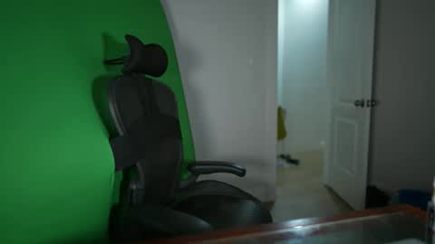 Snapshot of alibastersword chatting on 04-02-26, 02:42 Luke online show from 04-02-26, 02:42