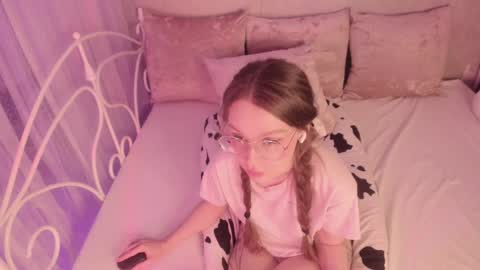 Snapshot of alice_kinky_girl chatting on 02-12-25, 12:58 Alice online show from 02-12-25, 12:58