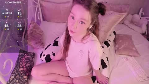 Snapshot of alice_kinky_girl chatting on 10-29-25, 01:08 Alice online show from 10-29-25, 01:08