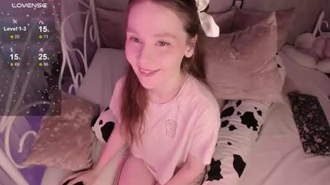 Snapshot of alice_kinky_girl chatting on 11-12-25, 02:23 Alice online show from 11-12-25, 02:23