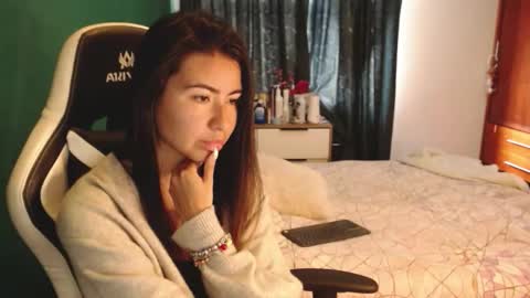 Snapshot of alice_middle01 chatting on 12-19-25, 07:43 Alice online show from 12-19-25, 07:43