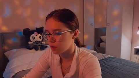 Snapshot of alice_miiiller chatting on 09-17-25, 12:12 Alice online show from 09-17-25, 12:12