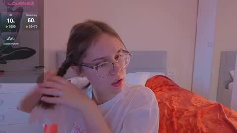 Snapshot of alice_miiiller chatting on 10-14-25, 02:56 Alice online show from 10-14-25, 02:56