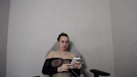 Snapshot of alice_rays_ chatting on 12-20-25, 04:30 Alice online show from 12-20-25, 04:30