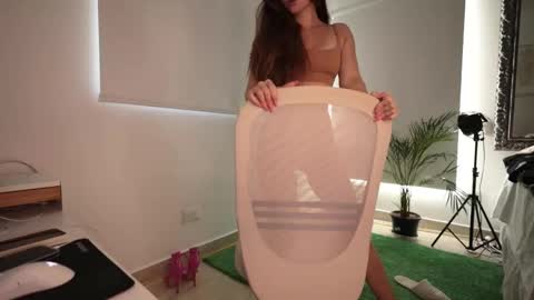 Snapshot of alicealberts chatting on 09-10-25, 09:04 alicealberts online show from 09-10-25, 09:04