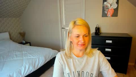 Snapshot of alicee__grace chatting on 11-26-25, 09:54 Alicee online show from 11-26-25, 09:54