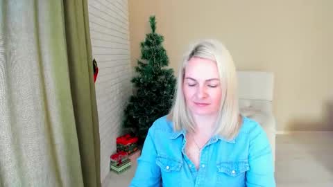 Snapshot of alicee__grace chatting on 12-15-25, 10:19 Alicee online show from 12-15-25, 10:19