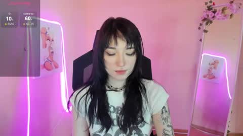 Snapshot of aliceeinwonderlanddd chatting on 06-11-26, 02:53 Alice online show from 06-11-26, 02:53