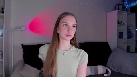 Snapshot of alicelababy_ chatting on 11-19-25, 04:23 Alice online show from 11-19-25, 04:23