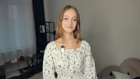 Snapshot of alicemelison chatting on 10-06-25, 08:34 Serena online show from 10-06-25, 08:34