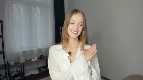 Snapshot of alicemelison chatting on 10-07-25, 08:11 Serena online show from 10-07-25, 08:11