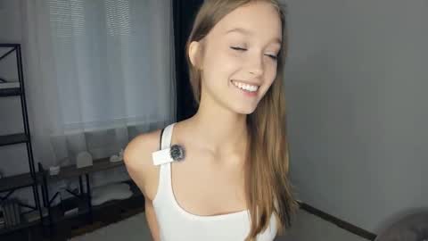 Snapshot of alicemelison chatting on 10-13-25, 08:36 Serena online show from 10-13-25, 08:36