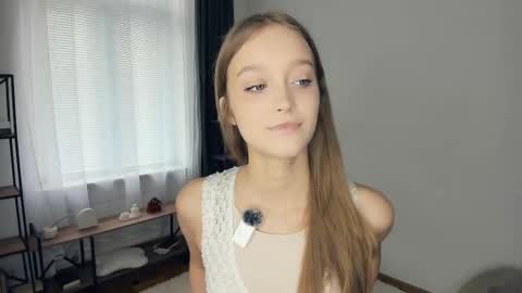 Snapshot of alicemelison chatting on 10-18-25, 08:26 Serena online show from 10-18-25, 08:26