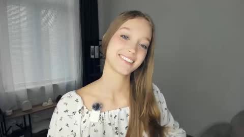Snapshot of alicemelison chatting on 10-19-25, 08:26 Serena online show from 10-19-25, 08:26