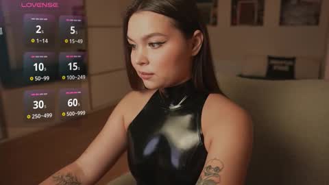 Snapshot of alicesweetlove chatting on 10-20-25, 01:39 Alice online show from 10-20-25, 01:39