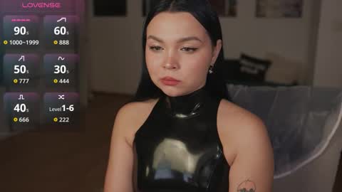 Snapshot of alicesweetlove chatting on 11-25-25, 01:05 Alice online show from 11-25-25, 01:05