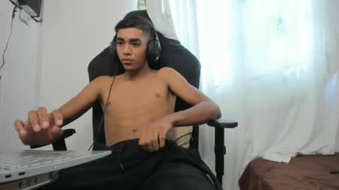 Snapshot of alienbigcock_01 chatting on 06-23-26, 01:53 My name is Andrs and Im 18 years old. online show from 06-23-26, 01:53