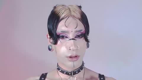 Snapshot of alienexxx chatting on 12-05-24, 11:18 online show from 12-05-24, 11:18