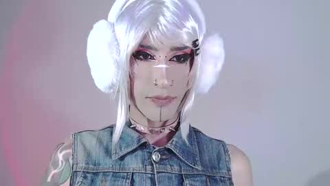 Snapshot of alienexxx chatting on 12-28-24, 05:44 online show from 12-28-24, 05:44