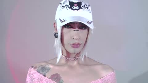 Snapshot of alienexxx chatting on 01-11-25, 08:33 online show from 01-11-25, 08:33