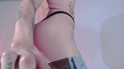 Snapshot of alienexxx chatting on 02-17-25, 06:31 online show from 02-17-25, 06:31