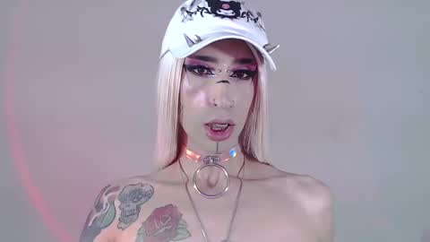 Snapshot of alienexxx chatting on 03-10-25, 01:45 online show from 03-10-25, 01:45