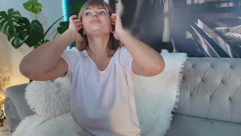 Snapshot of aliessia chatting on 01-12-26, 01:38 Aliessia online show from 01-12-26, 01:38