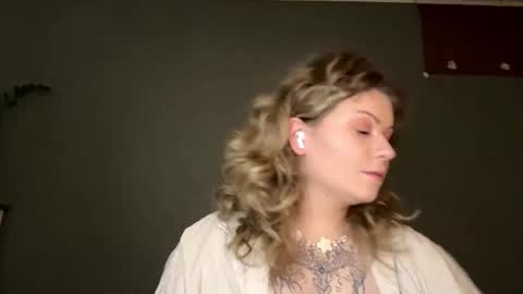 Snapshot of alinahotgirl chatting on 03-19-26, 01:04 Alina online show from 03-19-26, 01:04