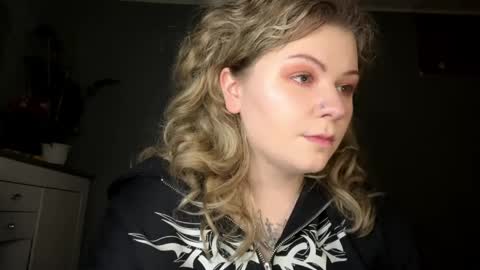 Snapshot of alinahotgirl chatting on 03-28-26, 02:27 Alina online show from 03-28-26, 02:27