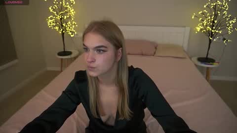 Snapshot of alinalemon chatting on 11-16-25, 08:25 Alina online show from 11-16-25, 08:25