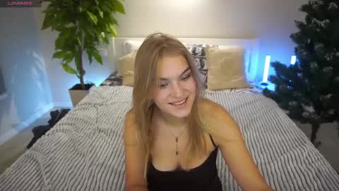 Snapshot of alinalemon chatting on 12-14-25, 08:13 Alina online show from 12-14-25, 08:13