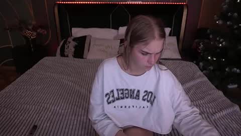 Snapshot of alinalemon chatting on 01-08-26, 05:37 Alina online show from 01-08-26, 05:37