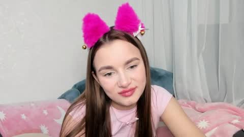 Snapshot of alinaluxxx chatting on 04-21-26, 08:01 Alina online show from 04-21-26, 08:01