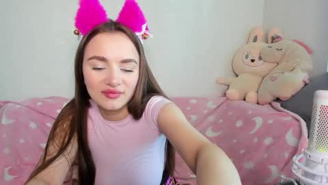Snapshot of alinaluxxx chatting on 05-06-26, 07:13 Alina online show from 05-06-26, 07:13