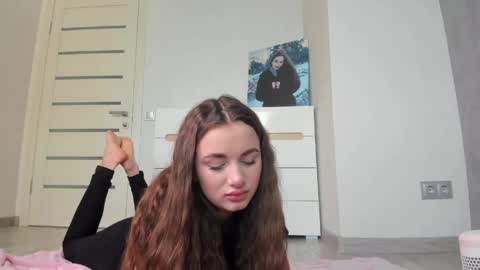 Snapshot of alinaluxxx chatting on 05-15-26, 10:22 Alina online show from 05-15-26, 10:22