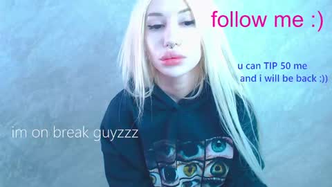 Snapshot of alison_moonlight chatting on 04-11-26, 01:32 Alison online show from 04-11-26, 01:32