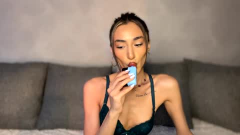 Snapshot of alissadreams chatting on 06-10-26, 02:27 Alissa online show from 06-10-26, 02:27