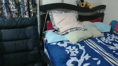 Snapshot of alisse27 chatting on 02-23-25, 02:14 allise online show from 02-23-25, 02:14