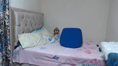 Snapshot of alisse27 chatting on 11-19-25, 12:32 allise online show from 11-19-25, 12:32