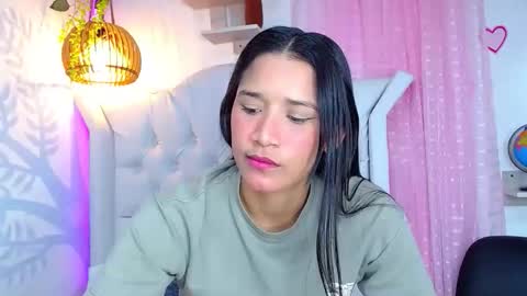 Snapshot of alisson_wiley chatting on 05-17-26, 07:28 alisson online show from 05-17-26, 07:28