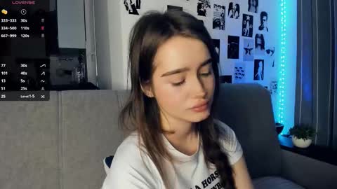 Snapshot of alivialovely chatting on 11-25-25, 09:31 Alivia online show from 11-25-25, 09:31