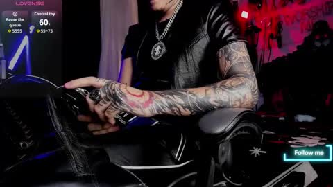 Snapshot of allanhurtss chatting on 10-20-25, 07:36 online show from 10-20-25, 07:36