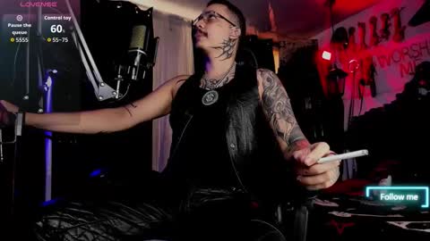 Snapshot of allanhurtss chatting on 10-21-25, 05:57 online show from 10-21-25, 05:57