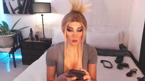 Snapshot of allareillusionxxx chatting on 12-15-24, 12:38 Miss Gia online show from 12-15-24, 12:38