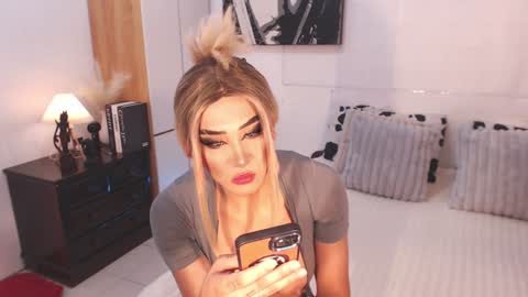 Snapshot of allareillusionxxx chatting on 01-19-25, 06:20 Miss Gia online show from 01-19-25, 06:20