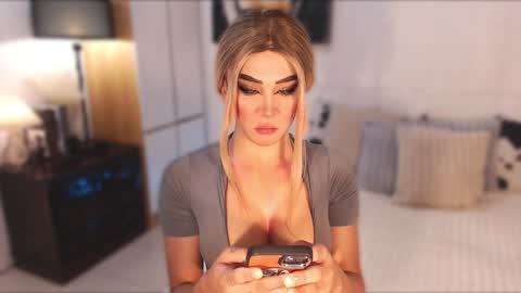 Snapshot of allareillusionxxx chatting on 01-22-25, 12:27 Miss Gia online show from 01-22-25, 12:27