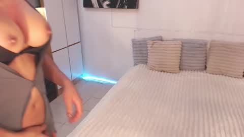 Snapshot of allareillusionxxx chatting on 02-06-25, 02:22 Miss Gia online show from 02-06-25, 02:22