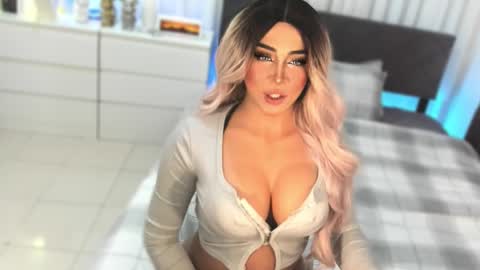 Snapshot of allareillusionxxx chatting on 11-23-25, 01:05 Miss Gia online show from 11-23-25, 01:05